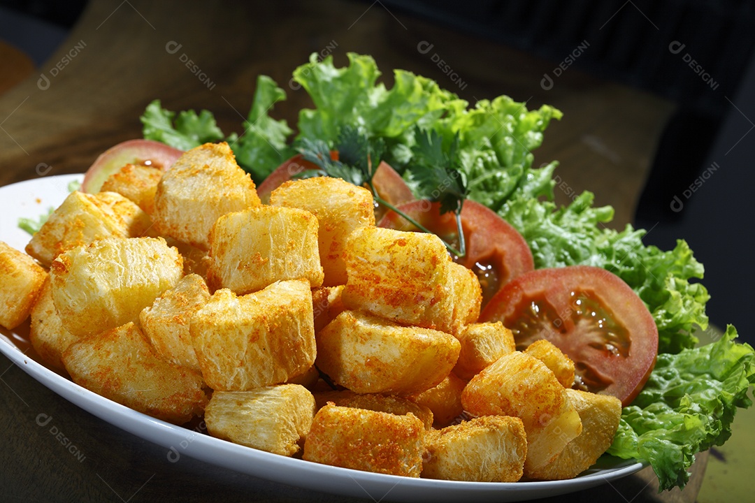 Porção de mandioca frita deliciosa
