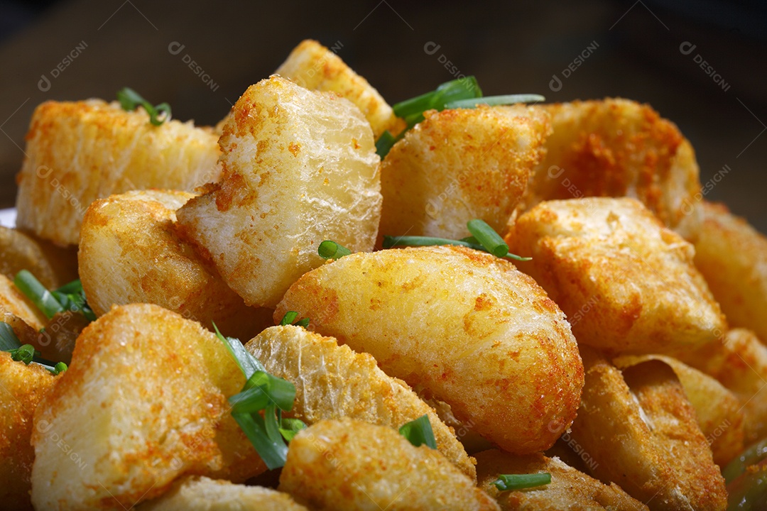 Mandioca frita com folhas de cebolas