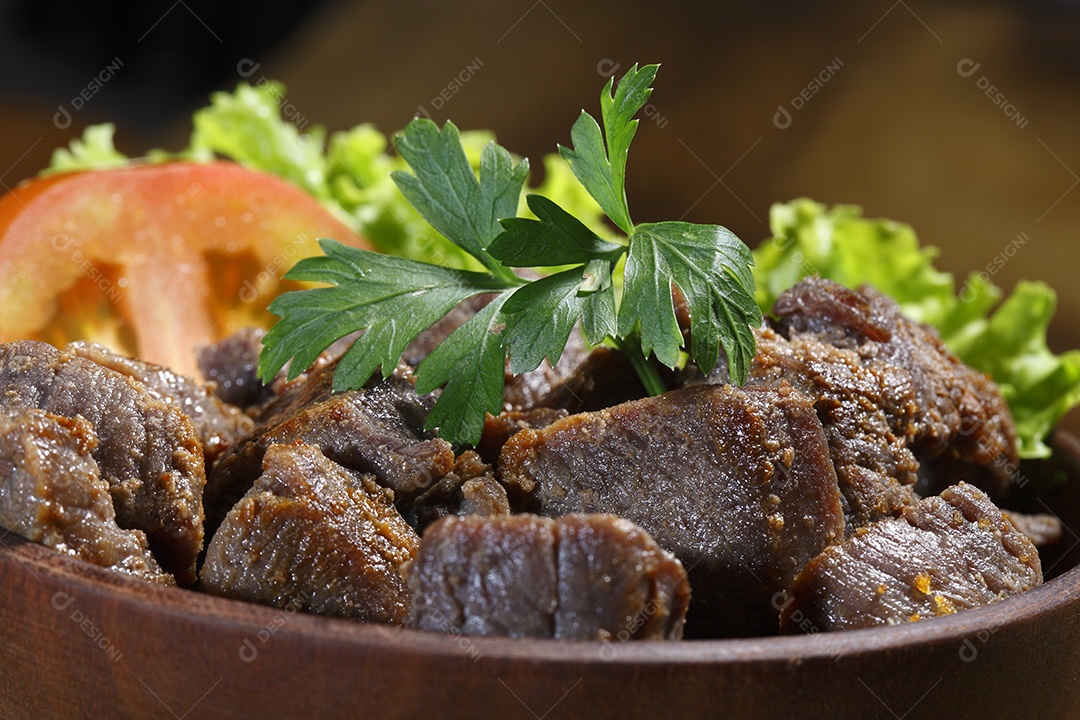 Carne frita com salada