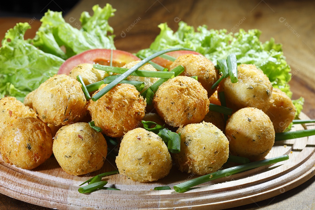 Bolinhosm de bacalhau com salada