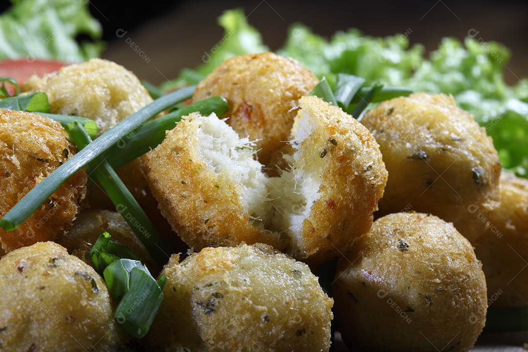 Bolinhos de bacalhau fritos servidos com limão