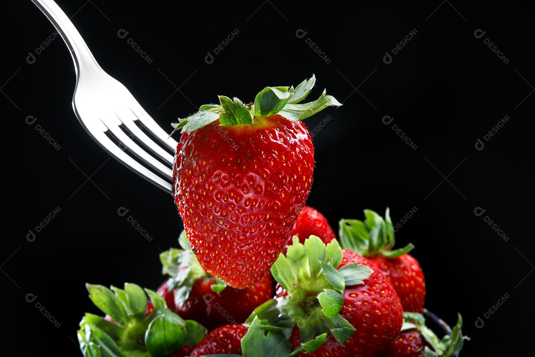 Garfo espetado no morango