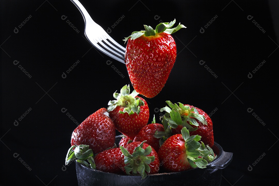 Tigela com frutas e garfo com morangos