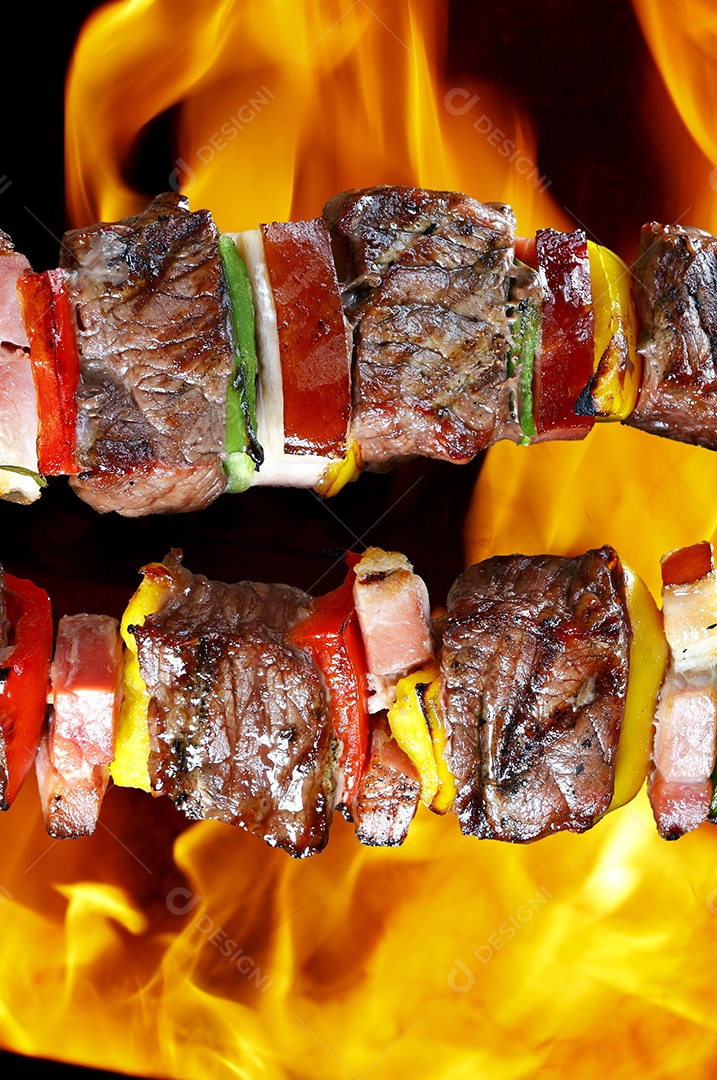 Espetinho de carne com legumes