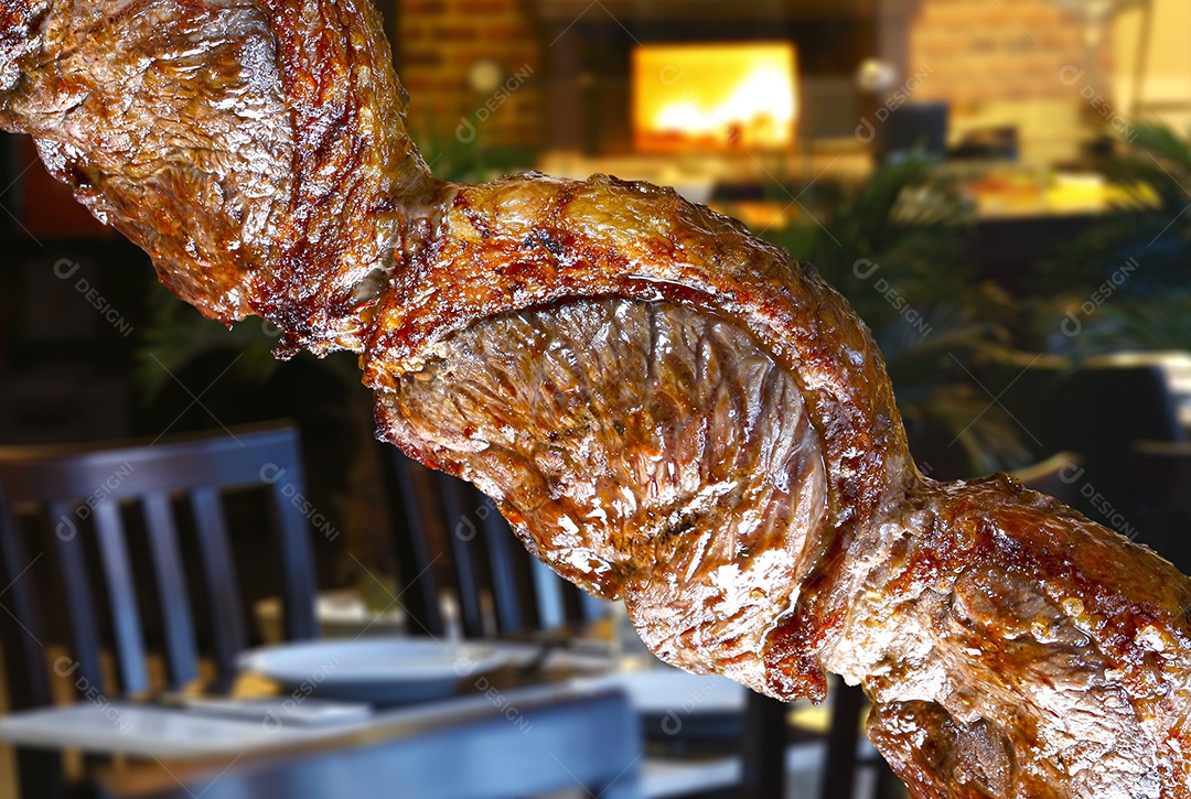 Picanha mal passada em um espeto