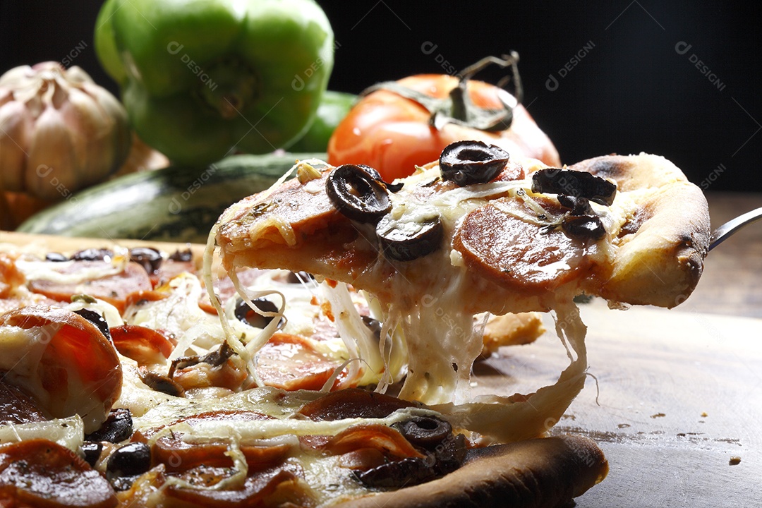 Pizza de calabresa com cebola e azeitonas