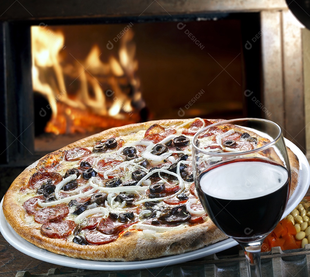 Pizza de calabresa com azeitonas e cebolas