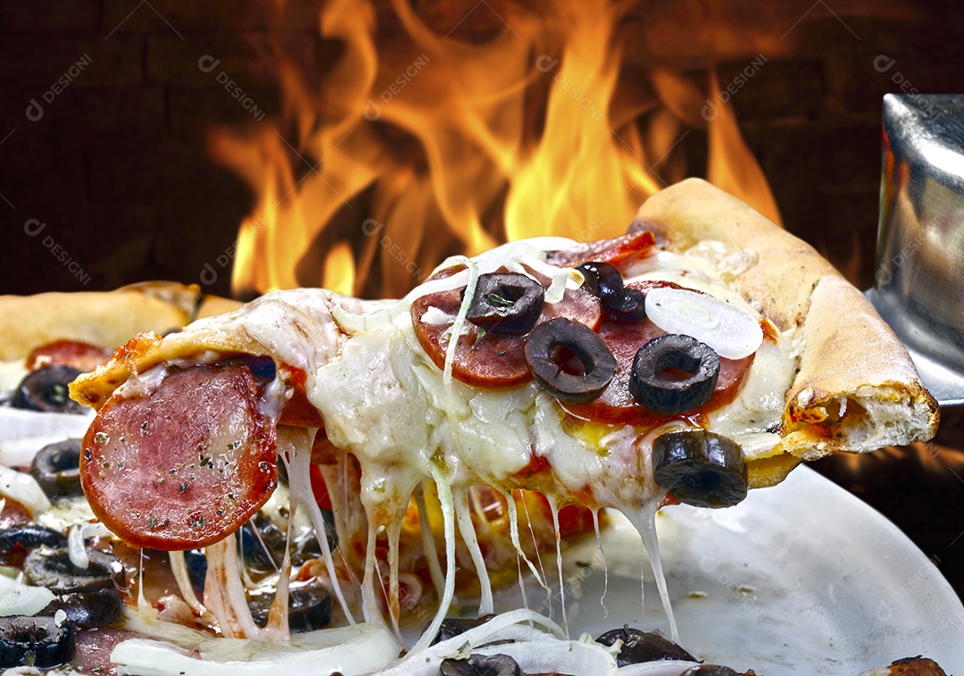 Fatia de pizza de calabresa com azeitona