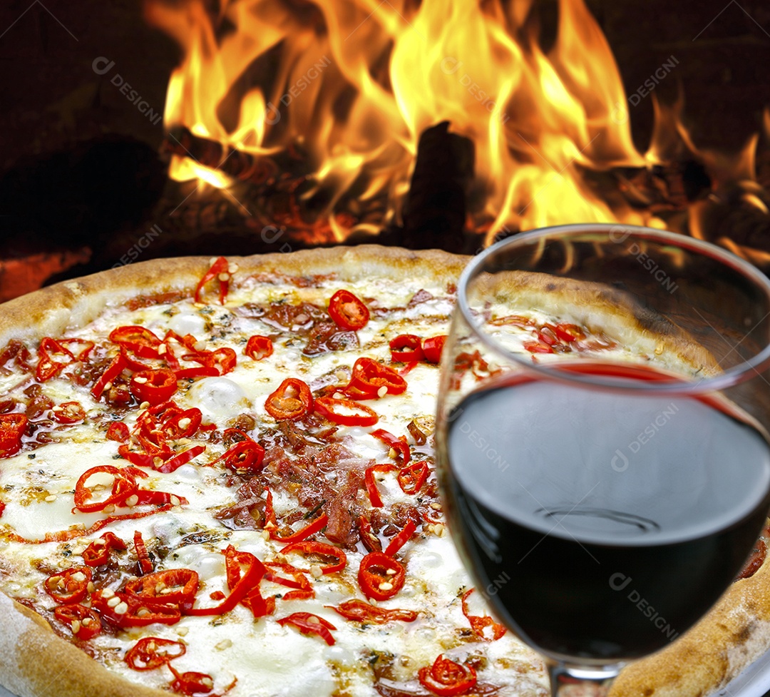 pizza de queijo com cortes de pimenta e taça de vinho