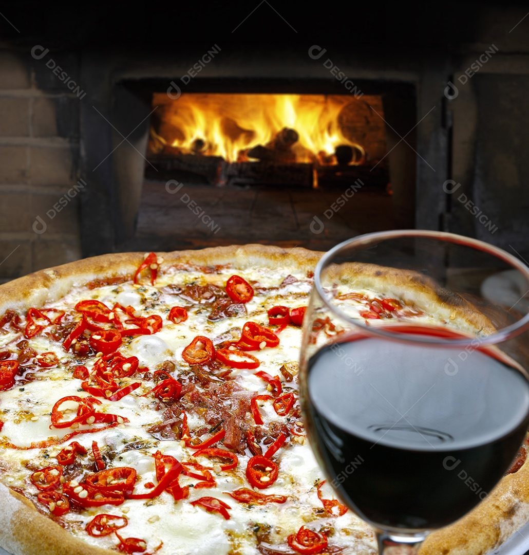 Pizza de queijo com pimentões e vinho