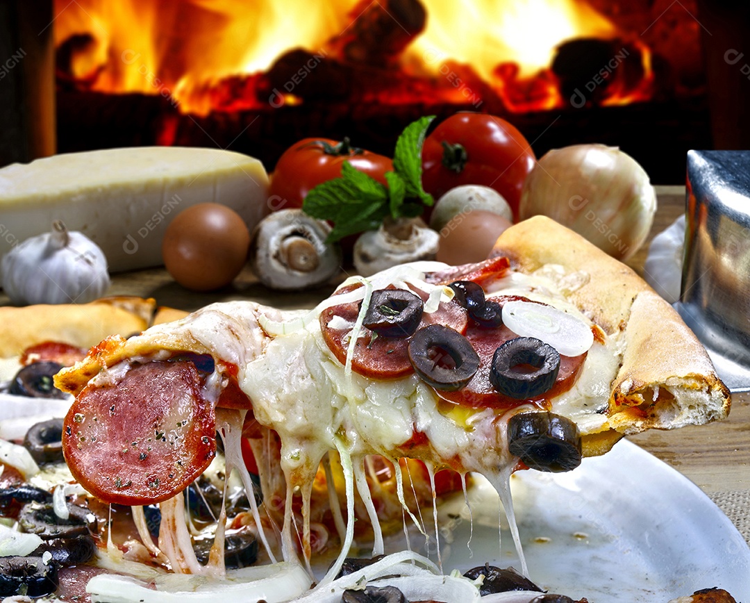 fatia de pizza de calabresa com queijo e azeitona