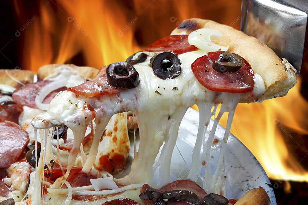 Pizza de queijo com calabresa e azeitona