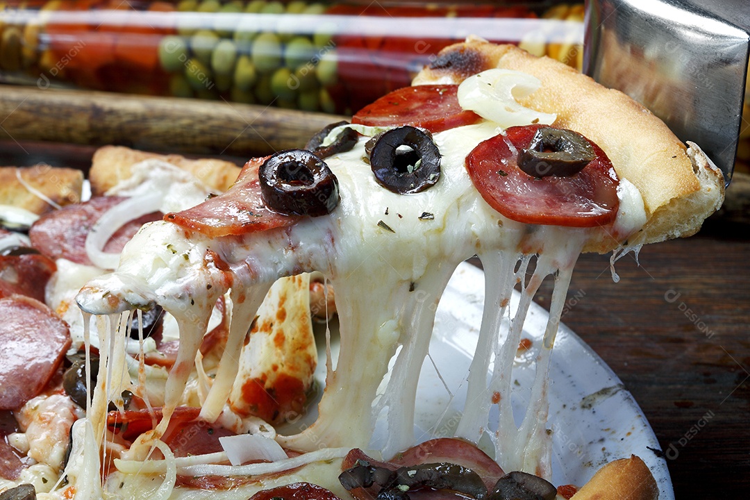 Fatia de pizza de calabresa com queijo e azeitona
