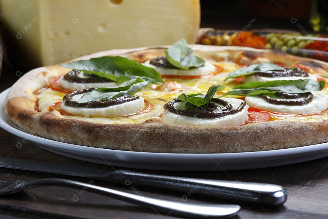 Pizza de queijo e tomates