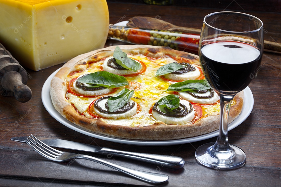 Pizza de queijo com tomates e taça de vinho