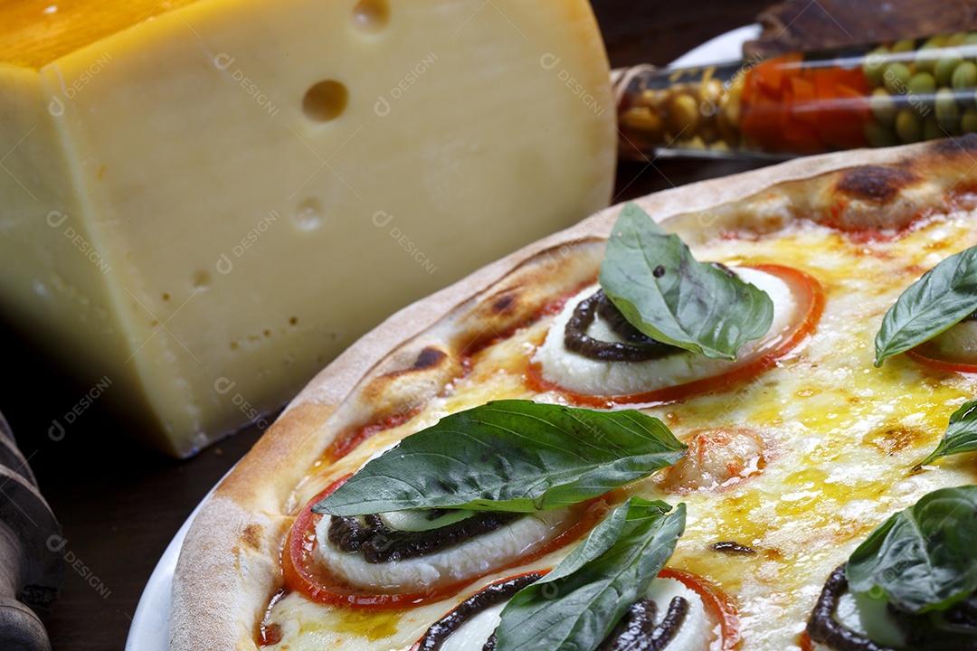 Pizza de queijo com tomates