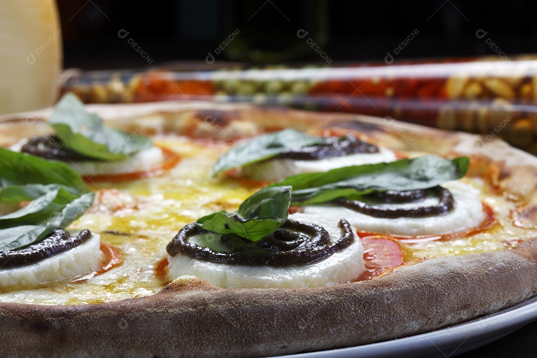 Pizza de queijo e tomates