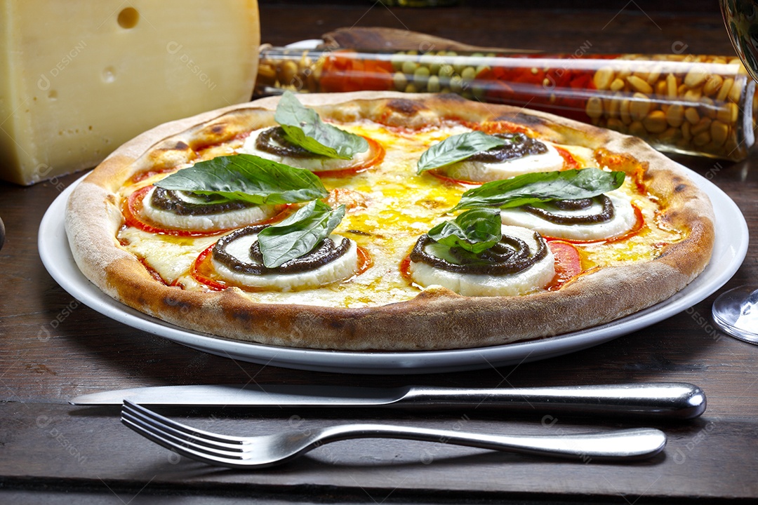 Pizza de queijo com tomate e folhas