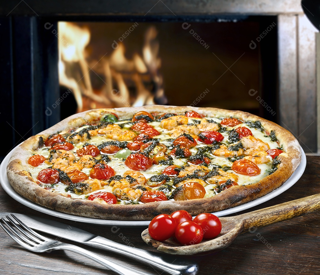 Pizza de camarão com tomates