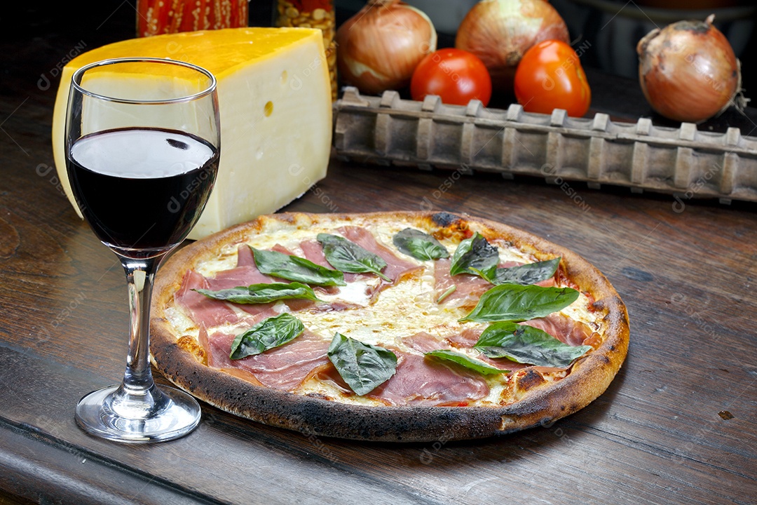 Pizza de presunto com manjericão