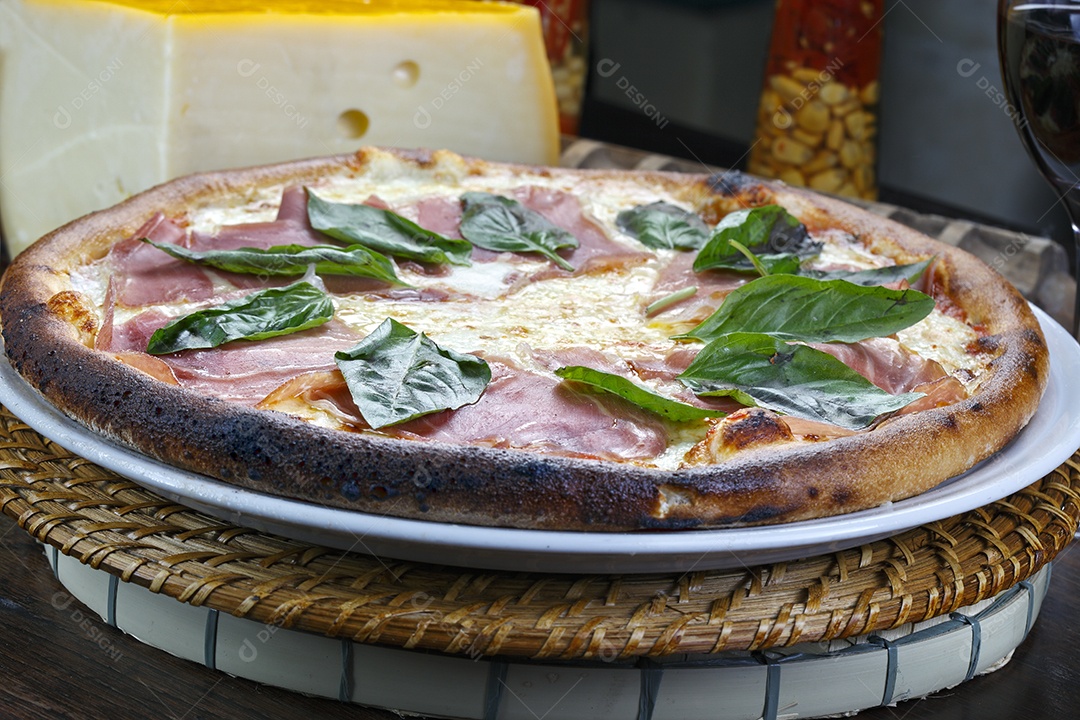 Pizza de presunto parma e queijo