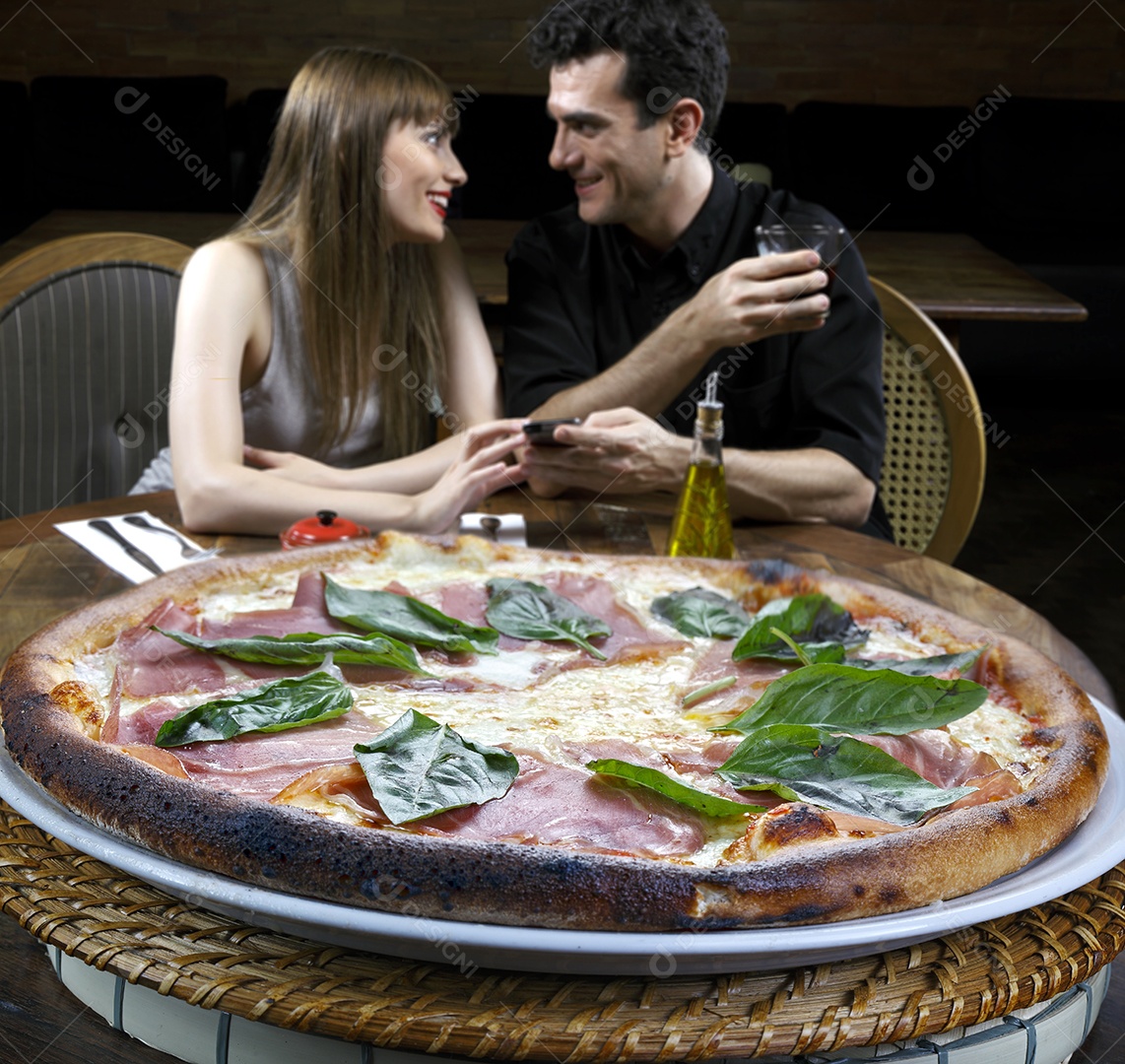 Pizza de presunto com manjericão