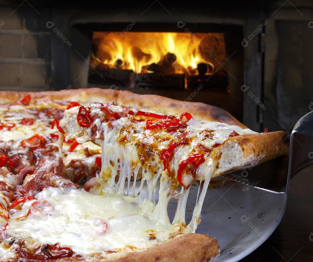 Pizza de mussarela com presunto e molho