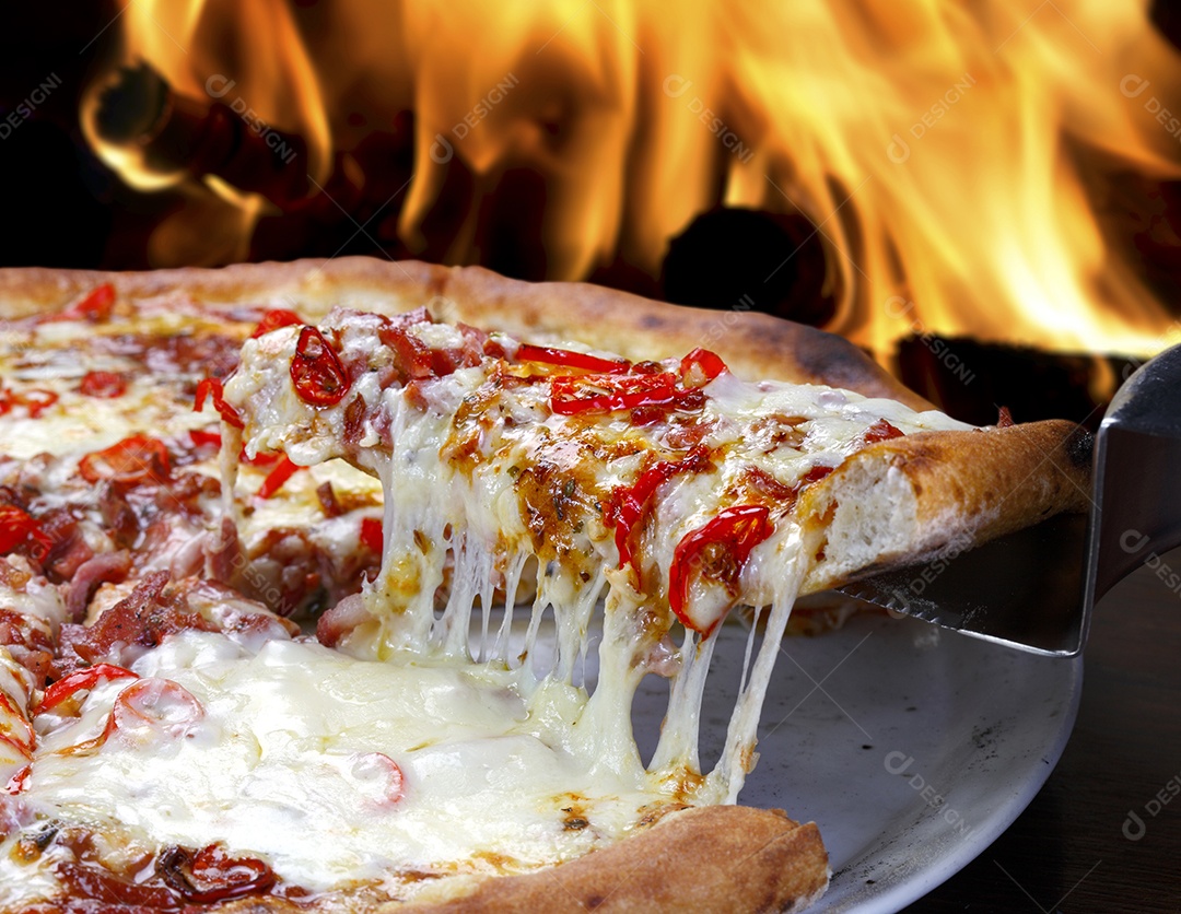 Fatia de pizza com queijo e molhoe presunto