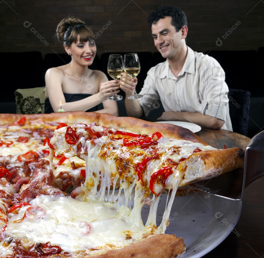 Pizza de queijo e molho com borda