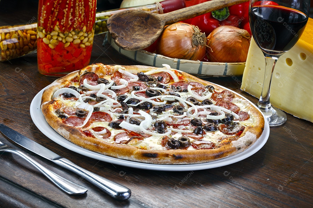 Pizza de calabresa com azeitona e cebola