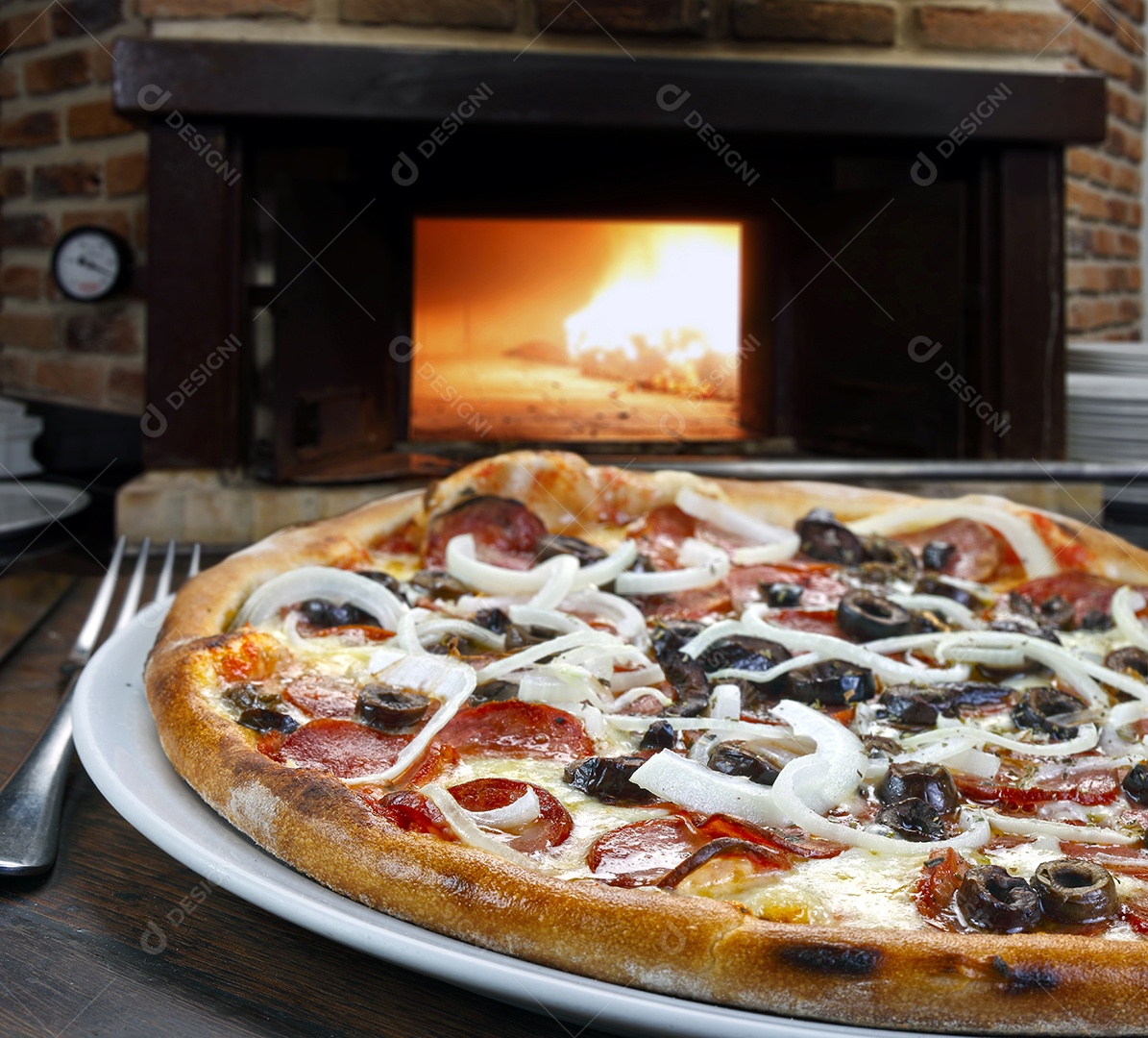 Pizza de calabresa com azeite e cebola