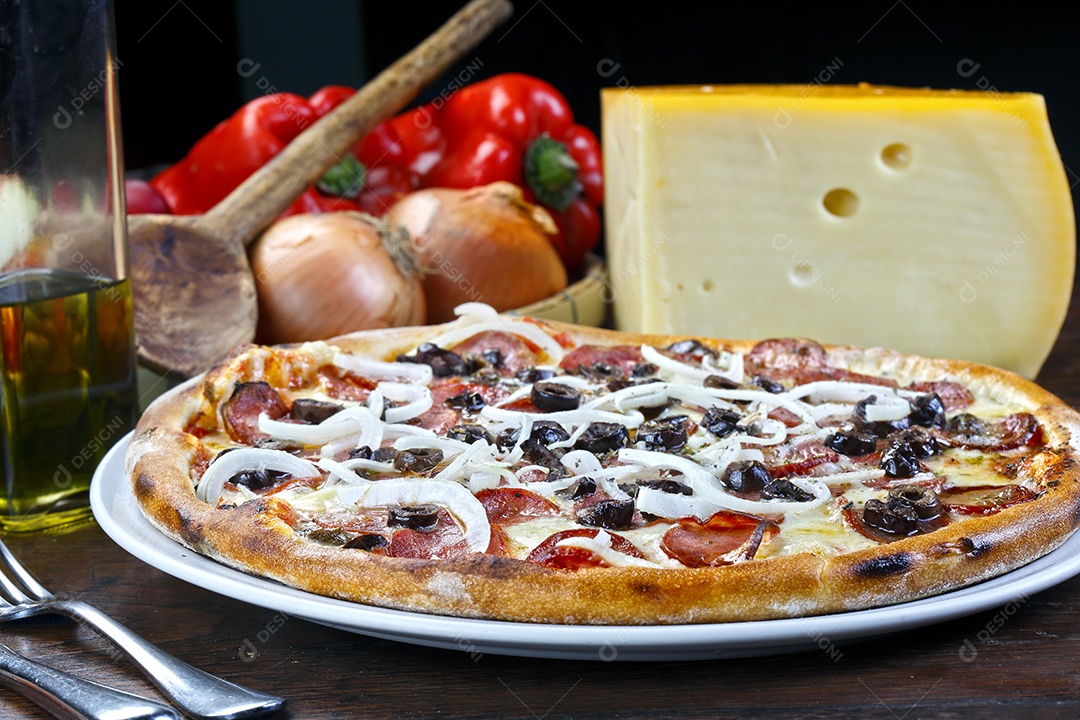 Pizza de calabresa acebolada