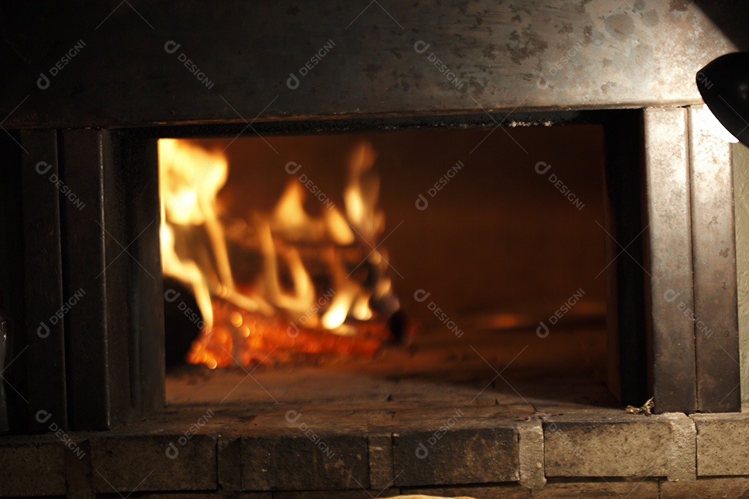 Lareira acesa com fogo