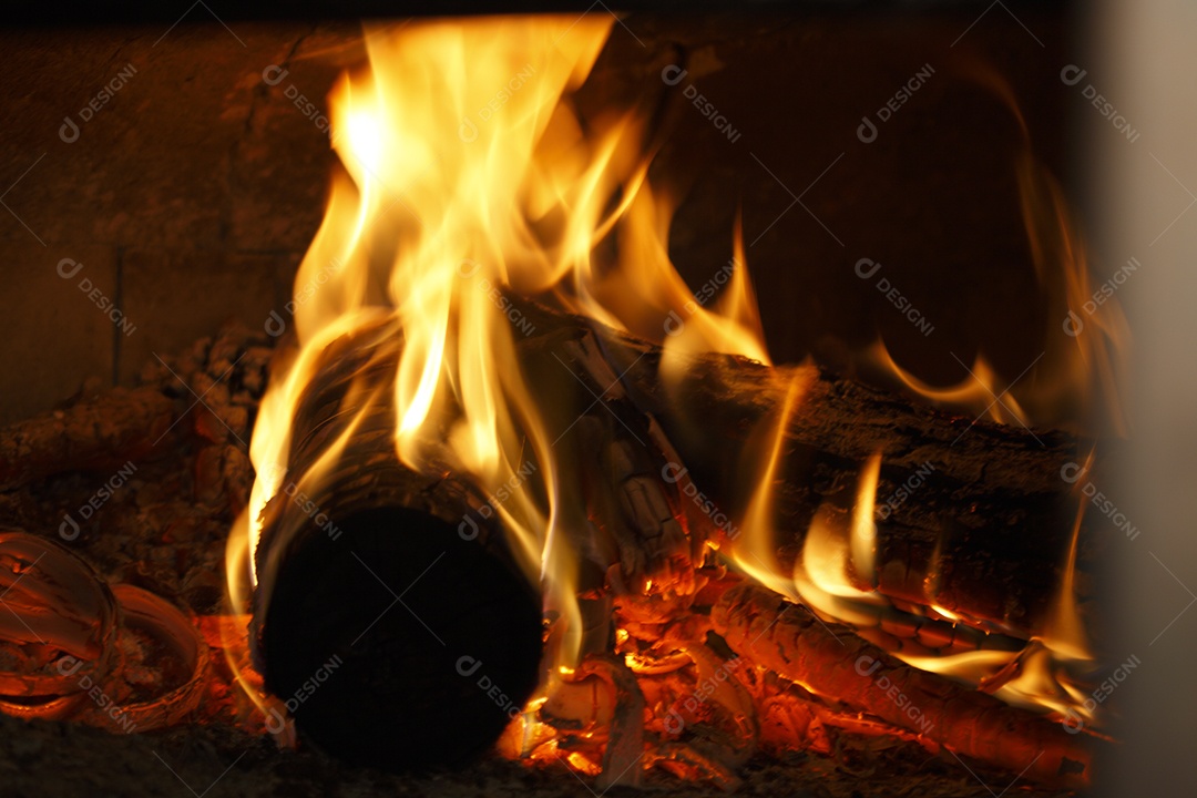 Fogo em madeira com brasa