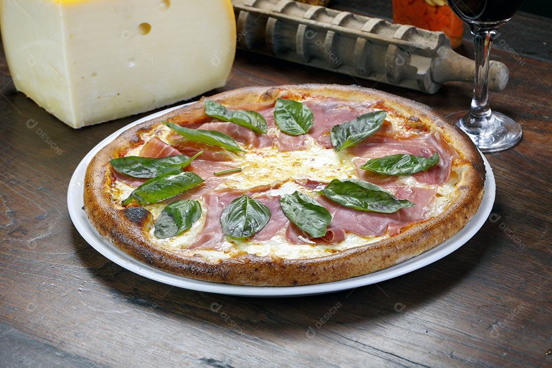 Pizza de presunto com manjericão e taça de vinho
