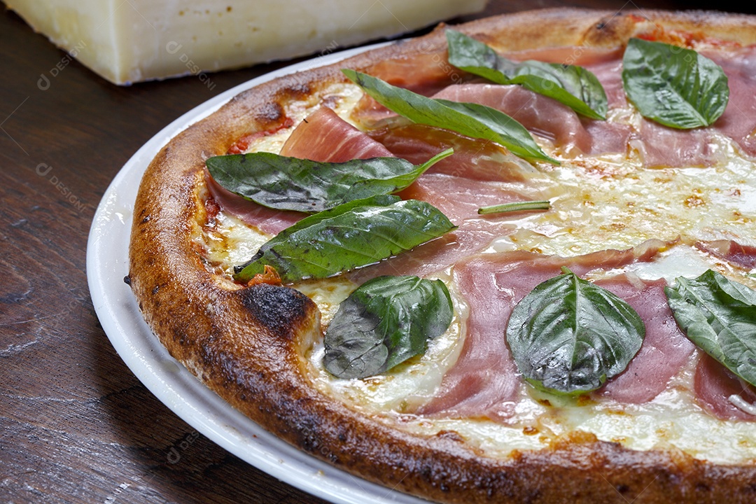 Pizza de presunto com manjericão