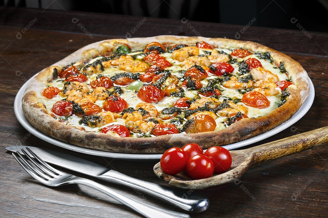 Pizza de camarão com tomates cerejas e molho