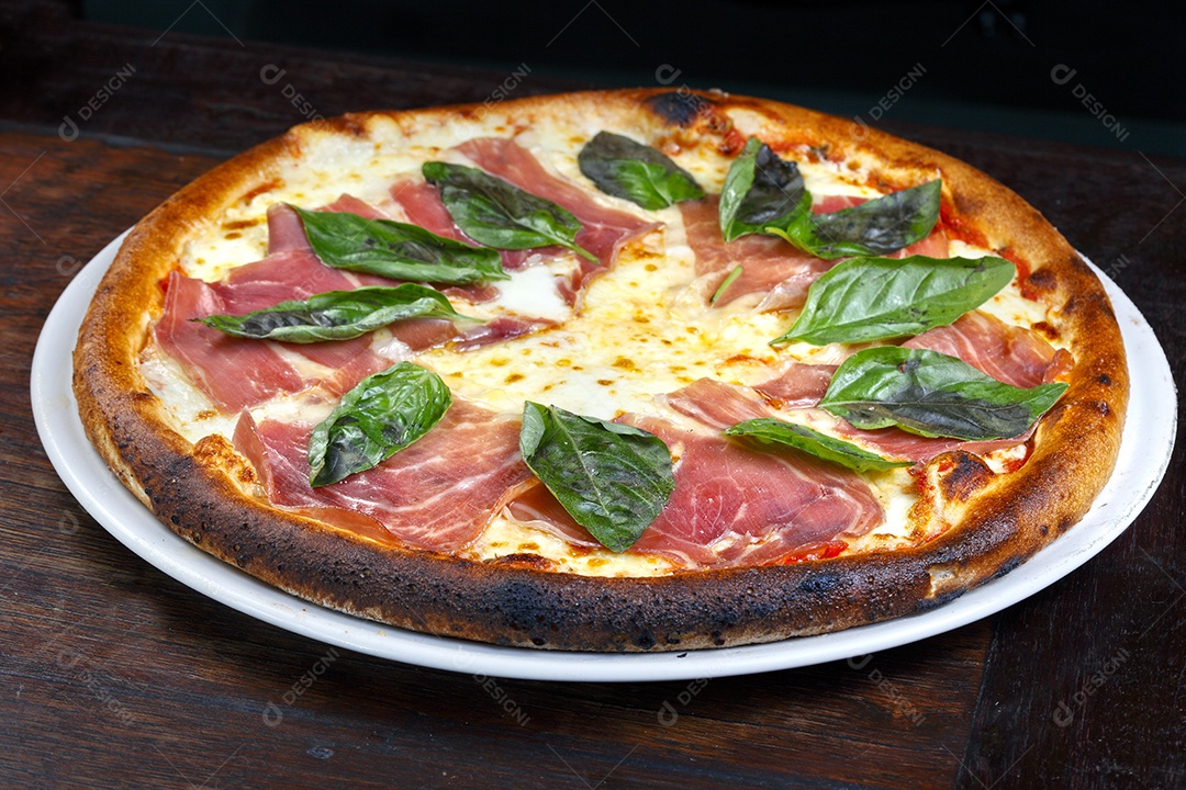 Pizza de presunto parma e folha