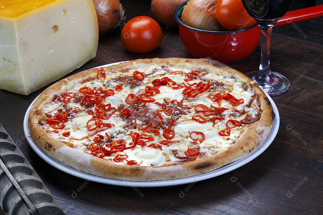 Pizza de queijo com carne com pimenta