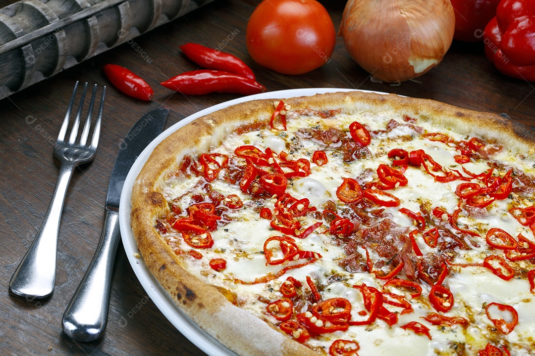Pizza de carne com queijo e pimenta