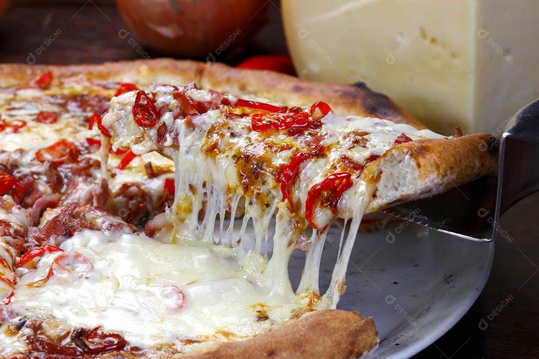 Pizza de queijo com calabresa ralada