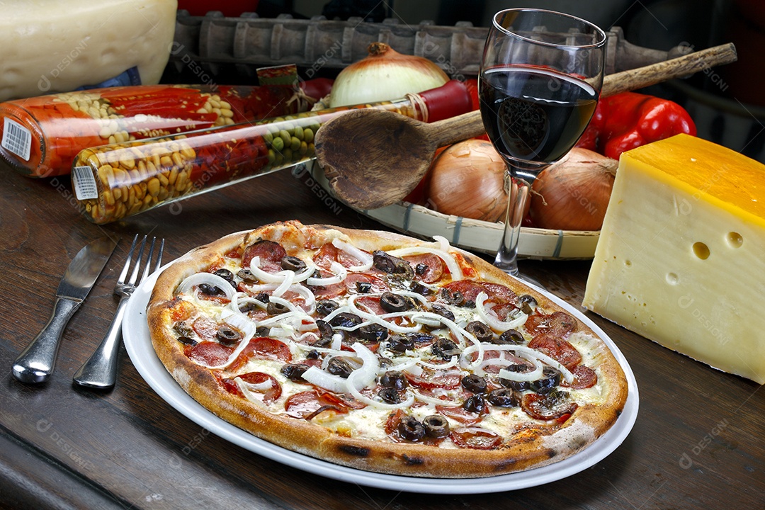 Pizza de calabresa acebolada e azeitona e taça de vinho