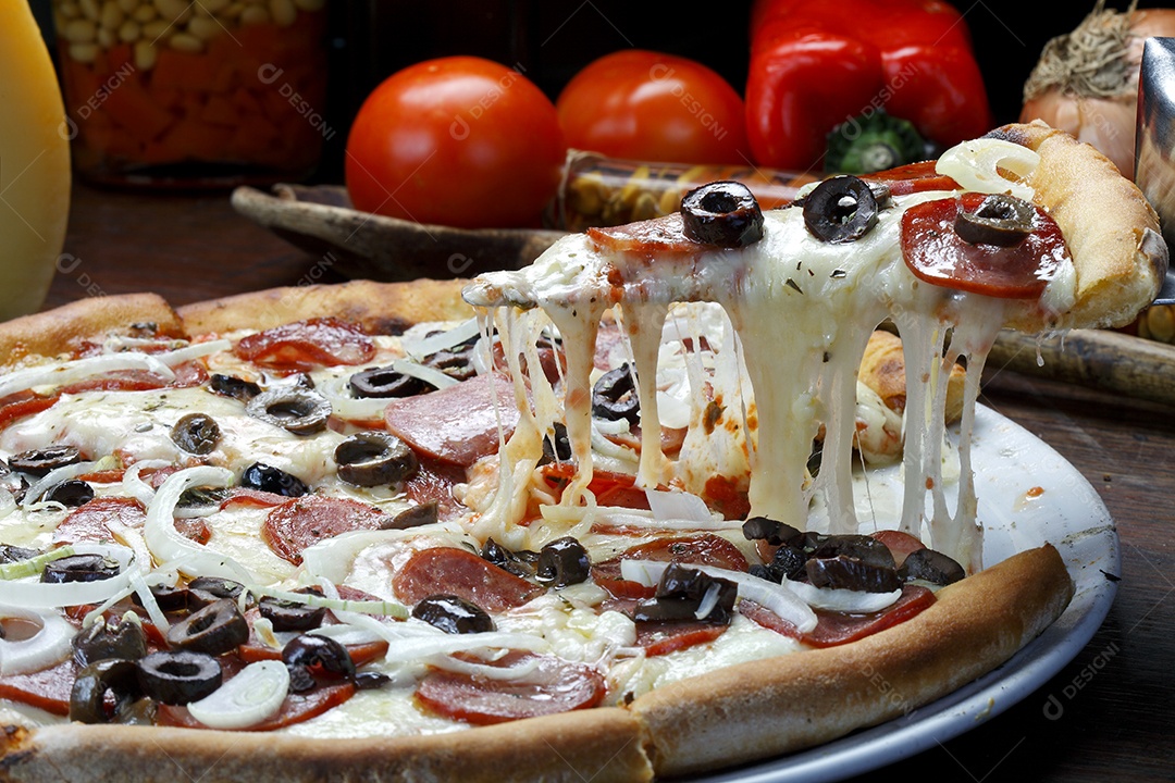 Fatia de pizza com queijo calabresa e azeitona