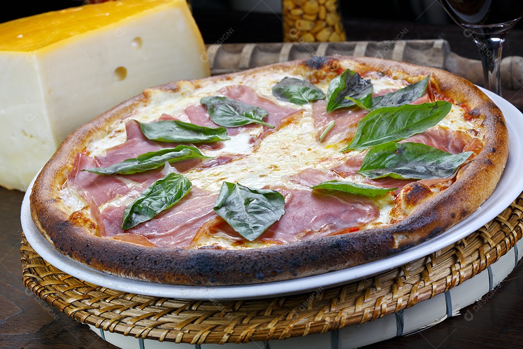 Pizza de presunto com manjericão