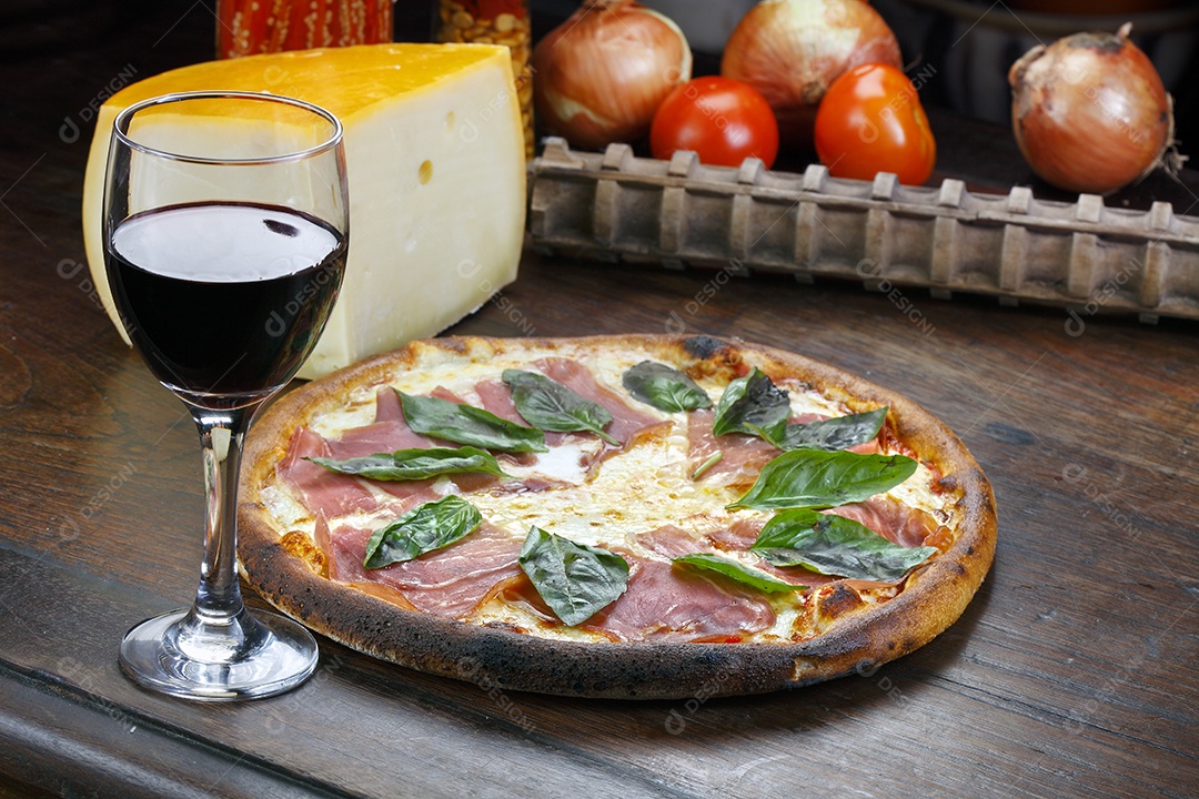 Pizza de presunto com manjericão