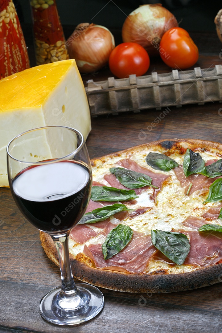Pizza de presunto parma e queijo com taça de vinho