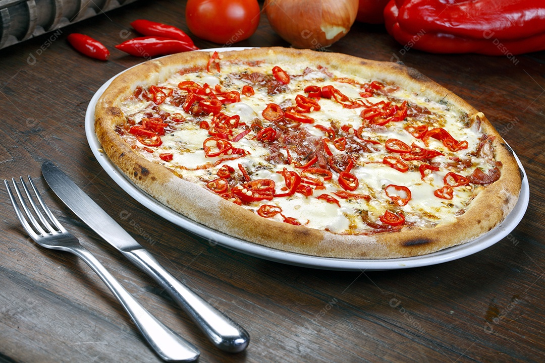 Pizza de carne com queijo e pimenta