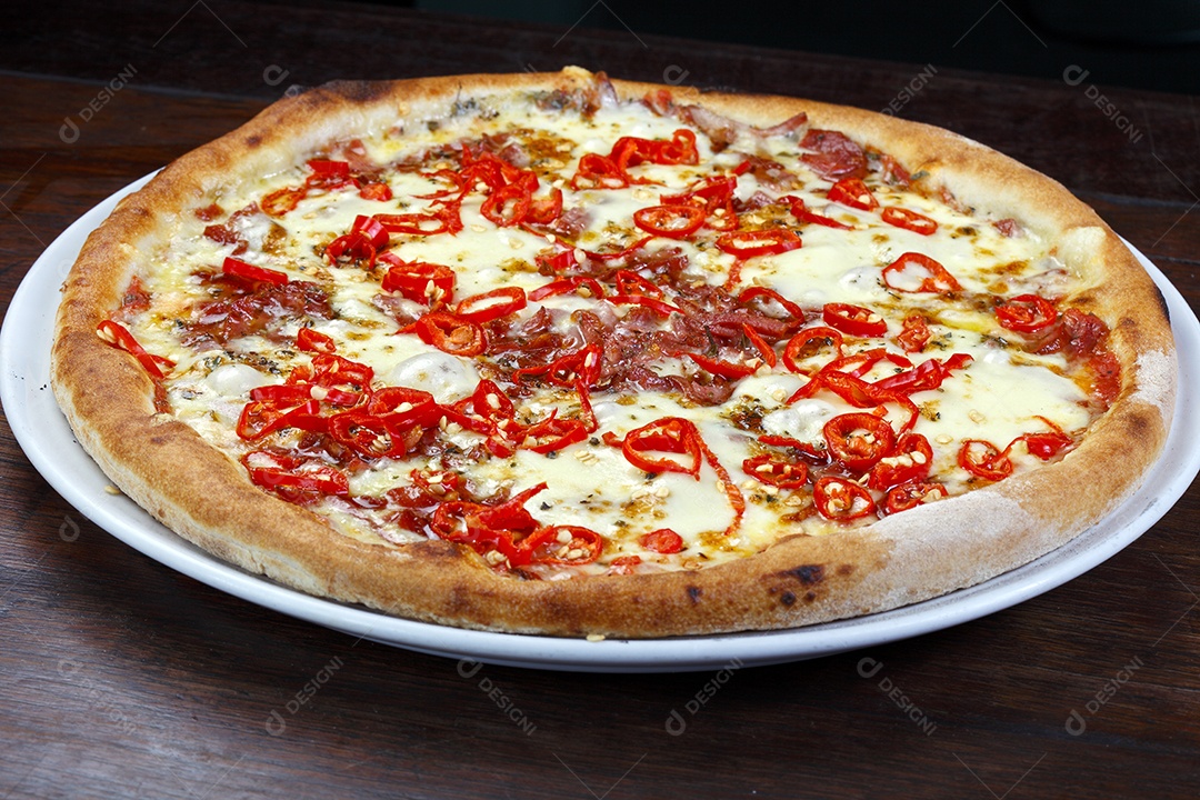 Pizza de carne com queijo e pimenta