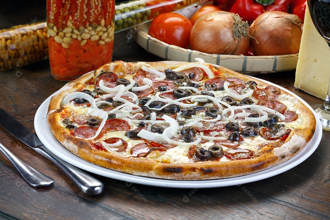 Pizza de calabresa acebolada e azeitona