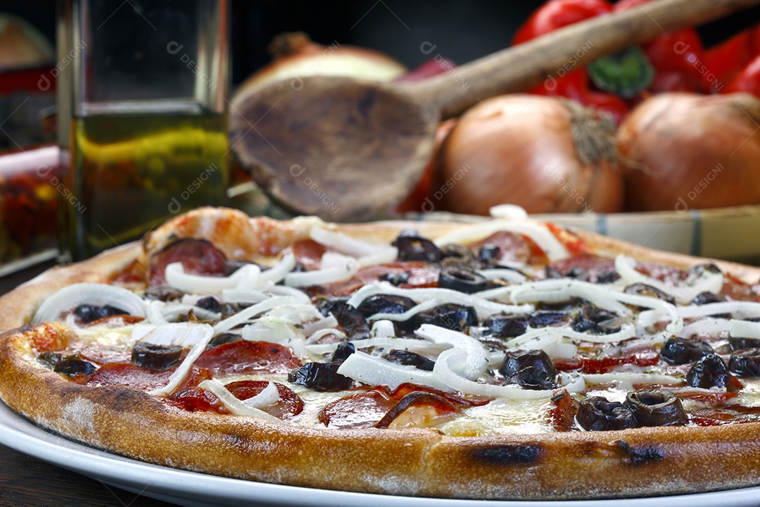 Pizza de calabresa com azeitona e cebola